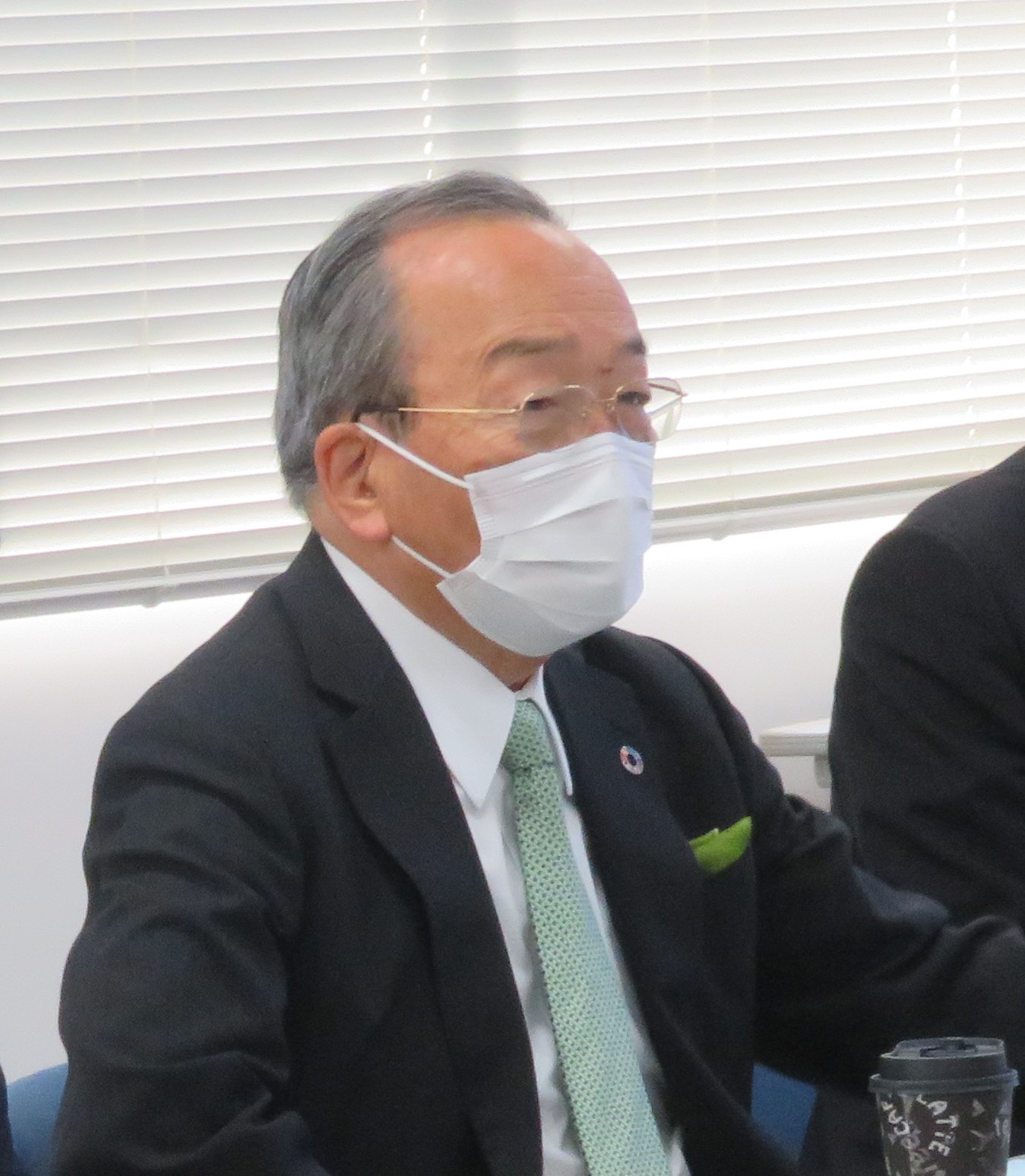 トヨタ自動車株式会社 内山田代表取締役ご一行が本センターを視察されました 水素・燃料電池ナノ材料研究センター